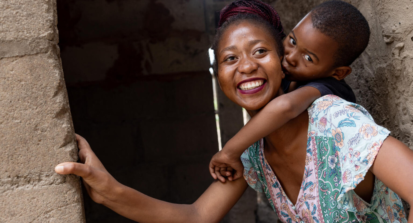 A peer mentor mother with her child in Mozambique